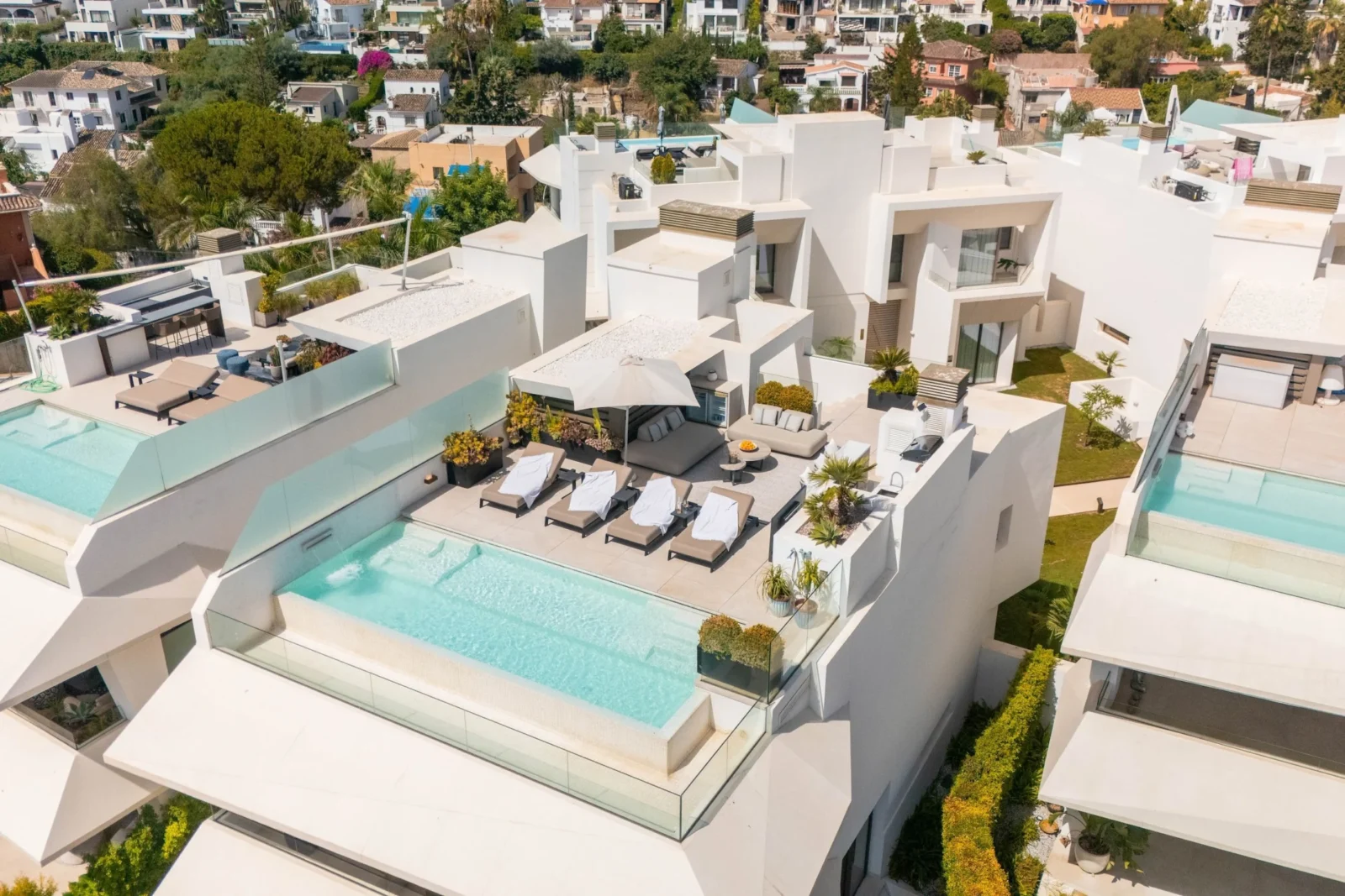 Contemporary Luxury Villa with Panoramic Views and Rooftop Pool in Nueva Andalucía – photo 46
