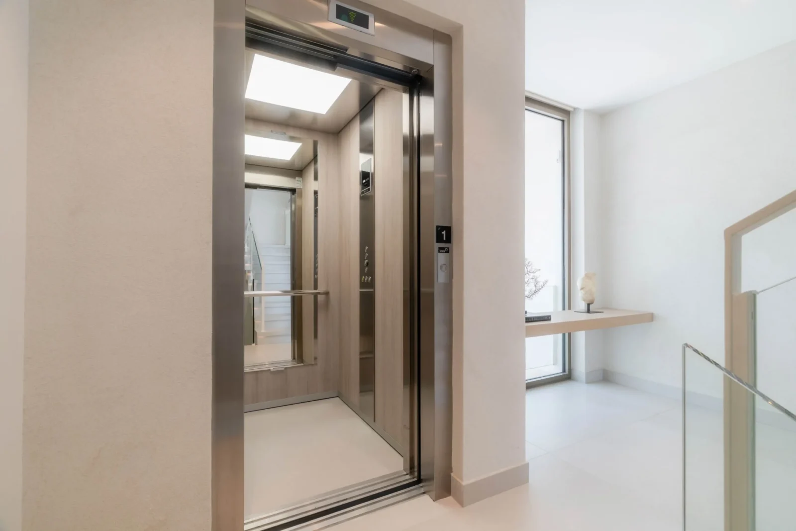 Contemporary Luxury Villa with Panoramic Views and Rooftop Pool in Nueva Andalucía – photo 12
