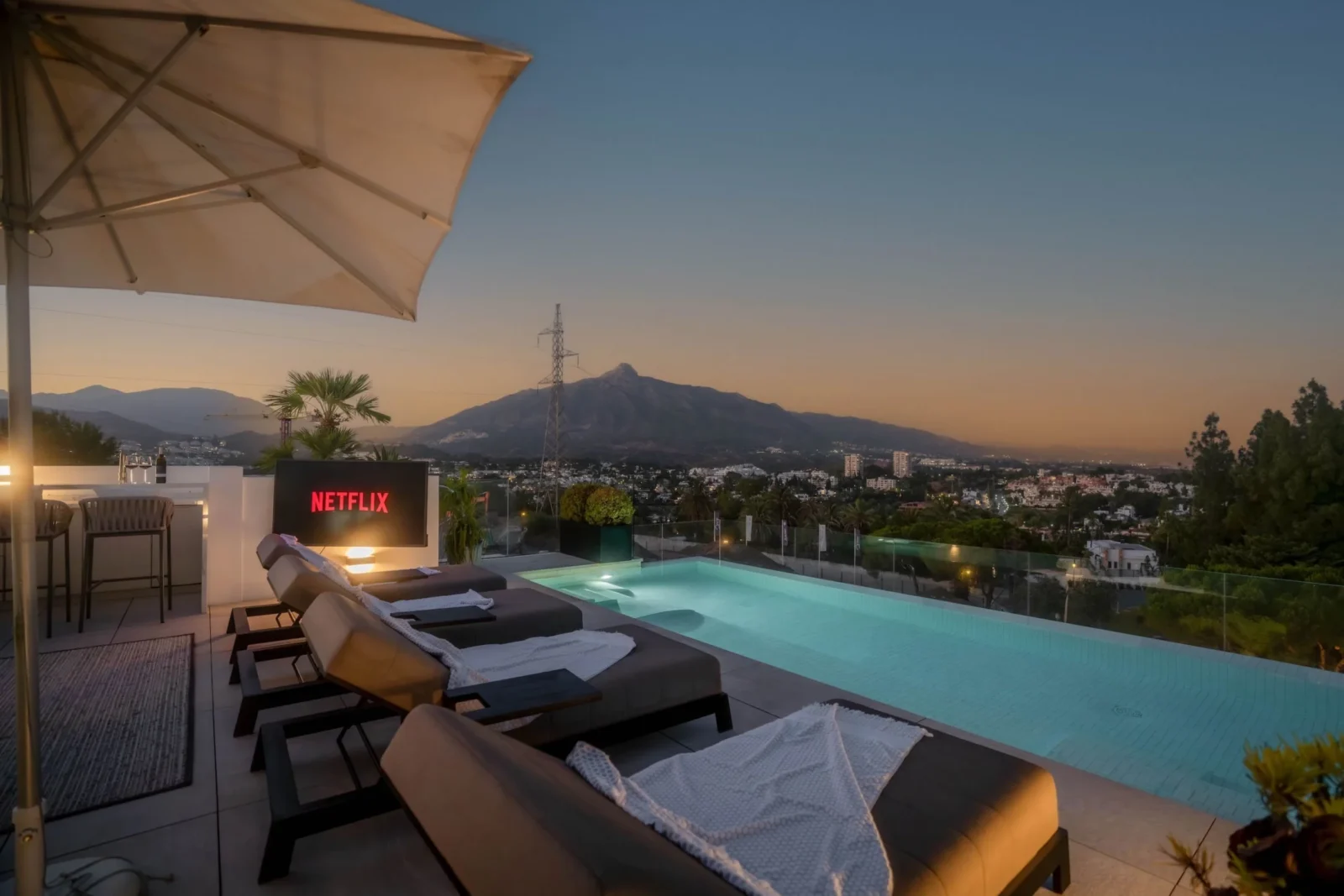 Contemporary Luxury Villa with Panoramic Views and Rooftop Pool in Nueva Andalucía – photo 2