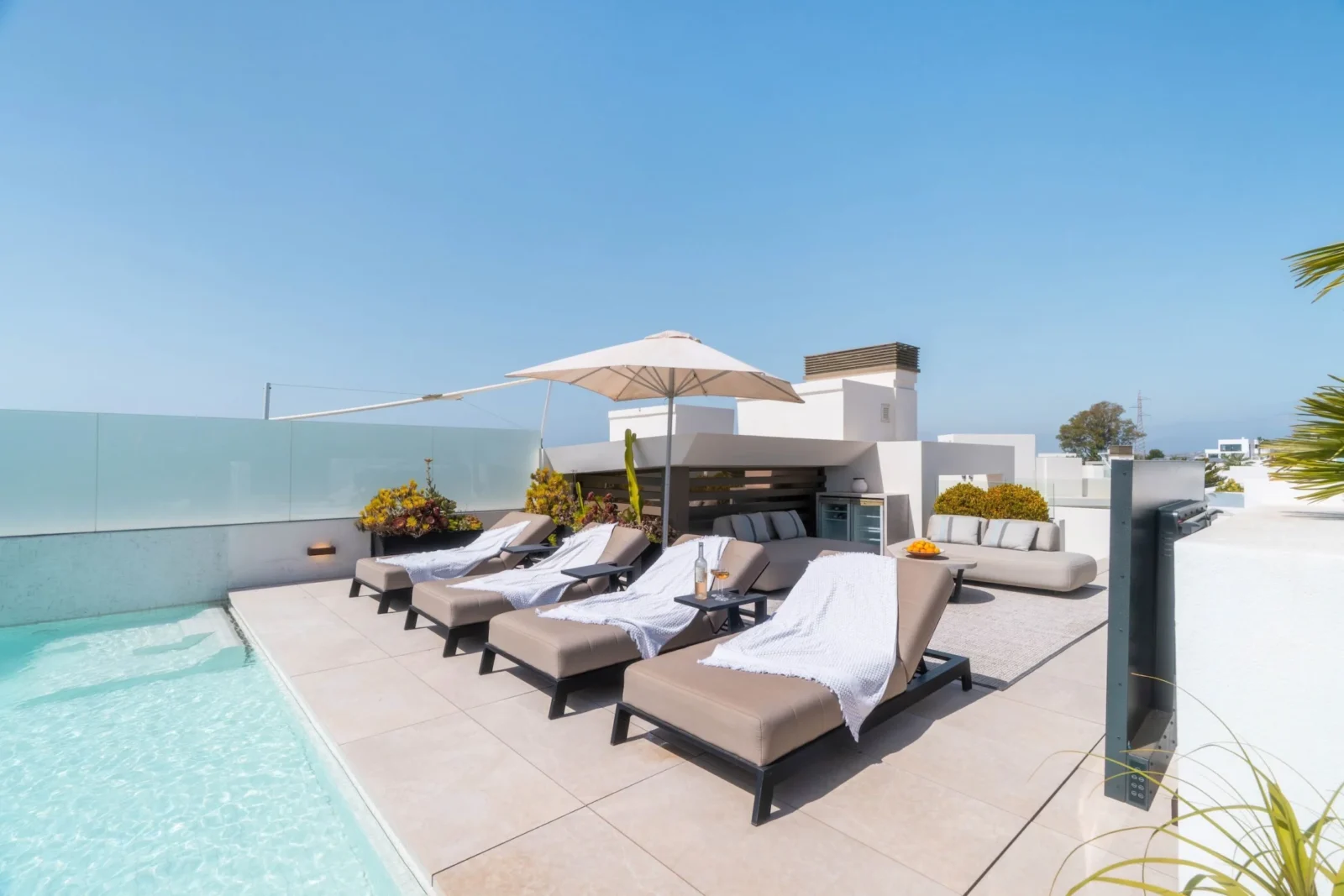 Contemporary Luxury Villa with Panoramic Views and Rooftop Pool in Nueva Andalucía – photo 45