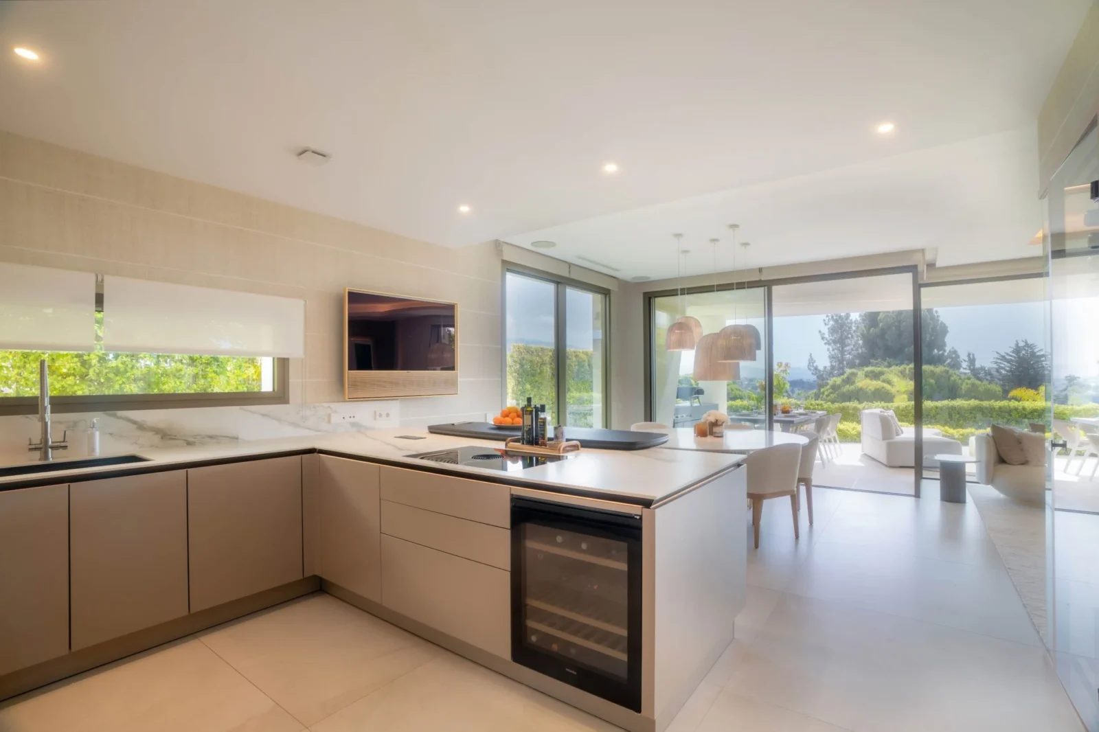 Contemporary Luxury Villa with Panoramic Views and Rooftop Pool in Nueva Andalucía – photo 34