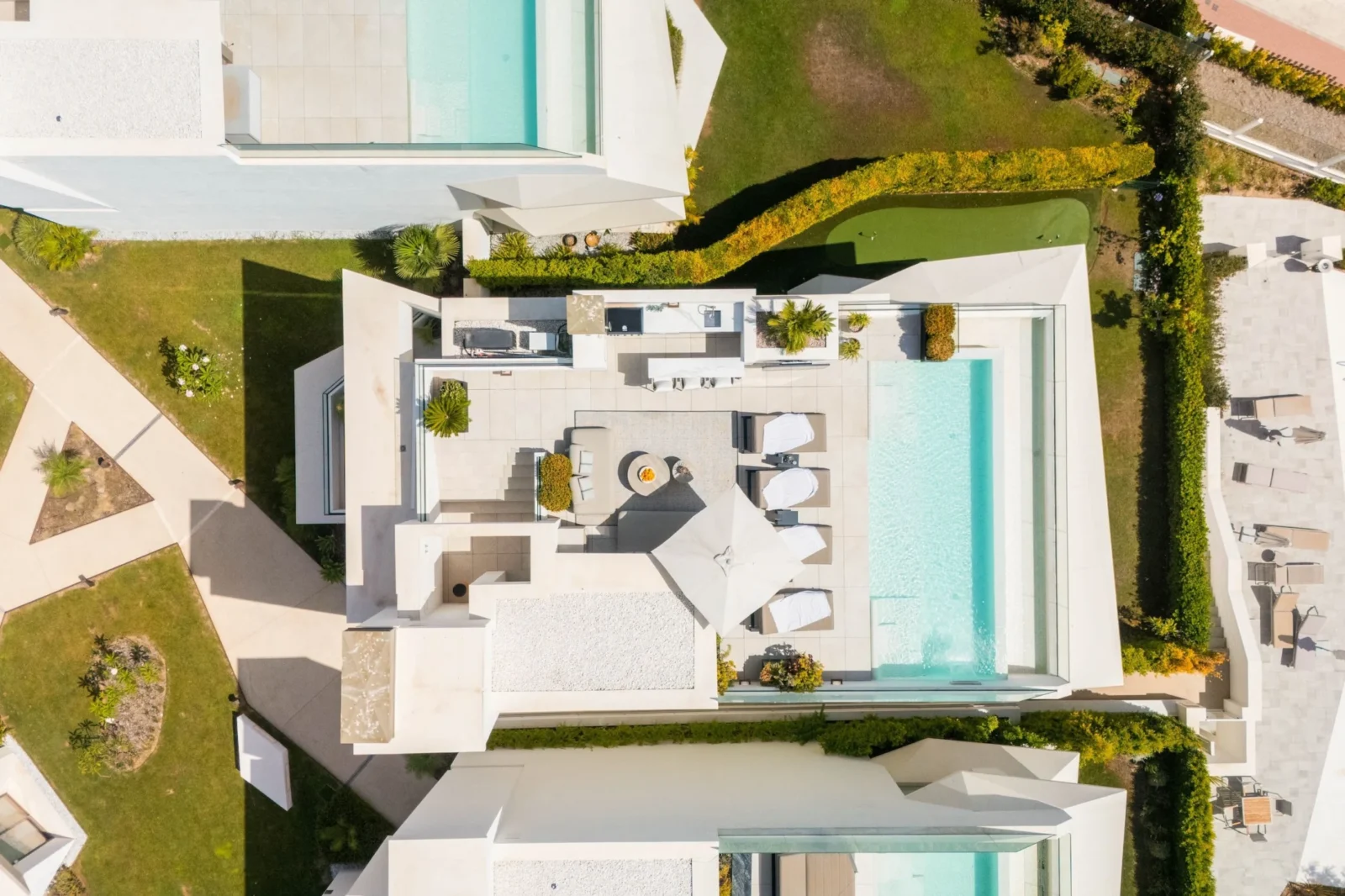 Contemporary Luxury Villa with Panoramic Views and Rooftop Pool in Nueva Andalucía – photo 49