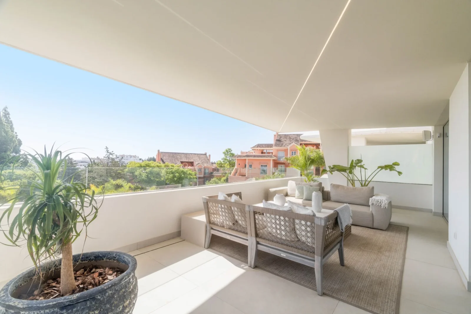 Contemporary Luxury Villa with Panoramic Views and Rooftop Pool in Nueva Andalucía – photo 33