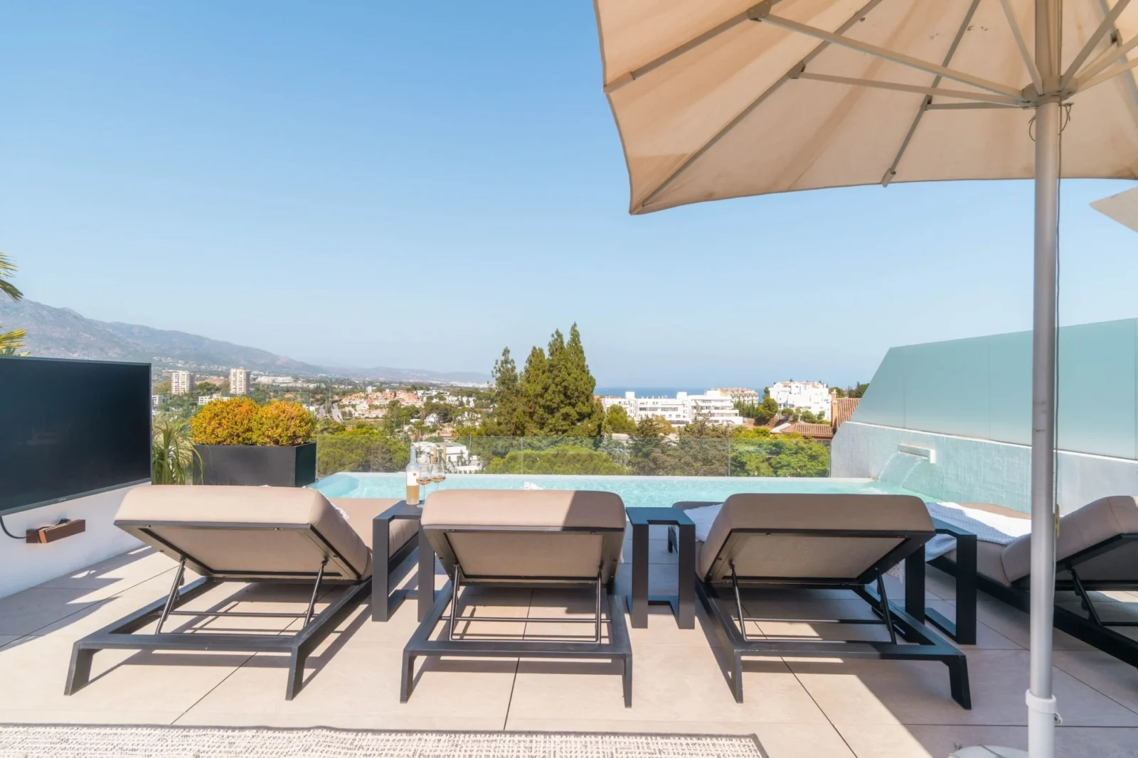 Contemporary Luxury Villa with Panoramic Views and Rooftop Pool in Nueva Andalucía – photo 32
