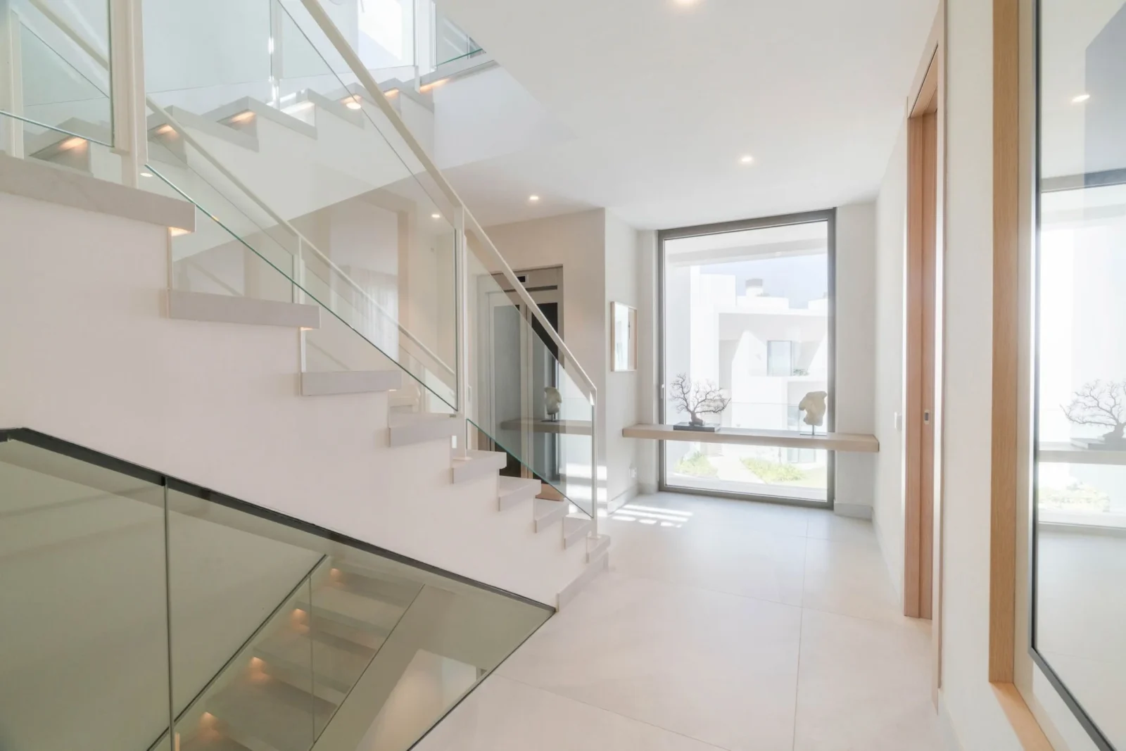 Contemporary Luxury Villa with Panoramic Views and Rooftop Pool in Nueva Andalucía – photo 15