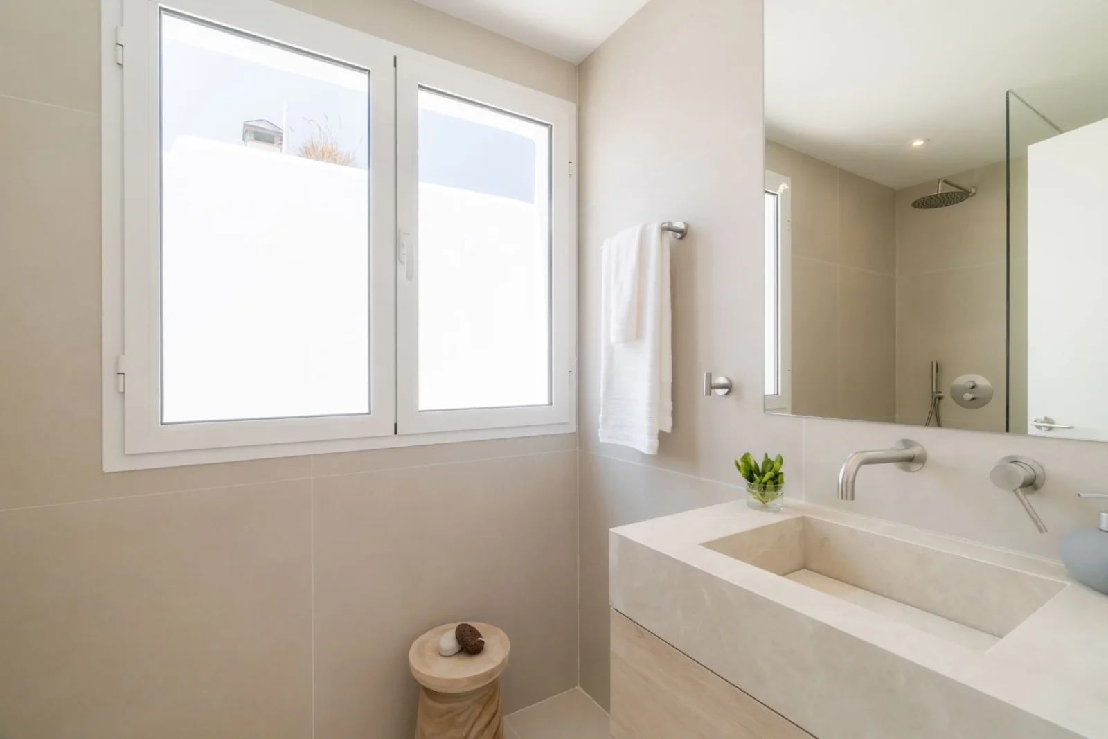 Beachside 3-Bedroom Duplex Penthouse with Panoramic Sea Views, Jacuzzi & Scandinavian Elegance – photo 9