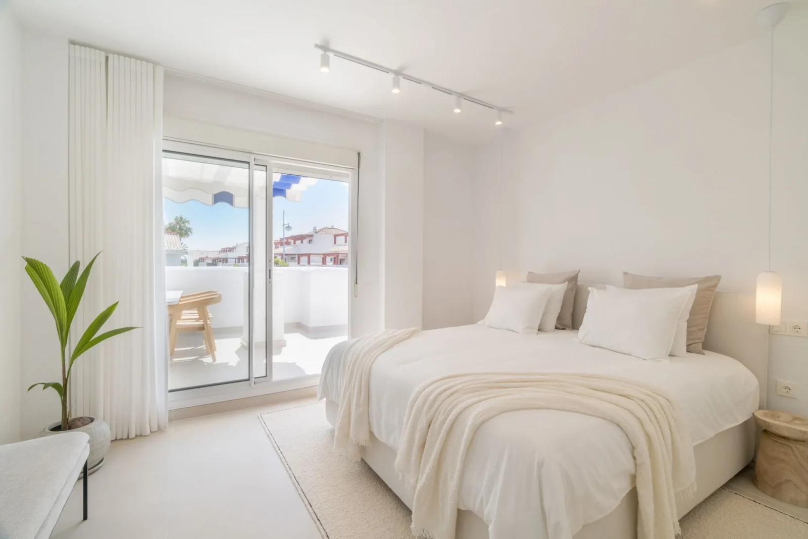 Beachside 3-Bedroom Duplex Penthouse with Panoramic Sea Views, Jacuzzi & Scandinavian Elegance – photo 19