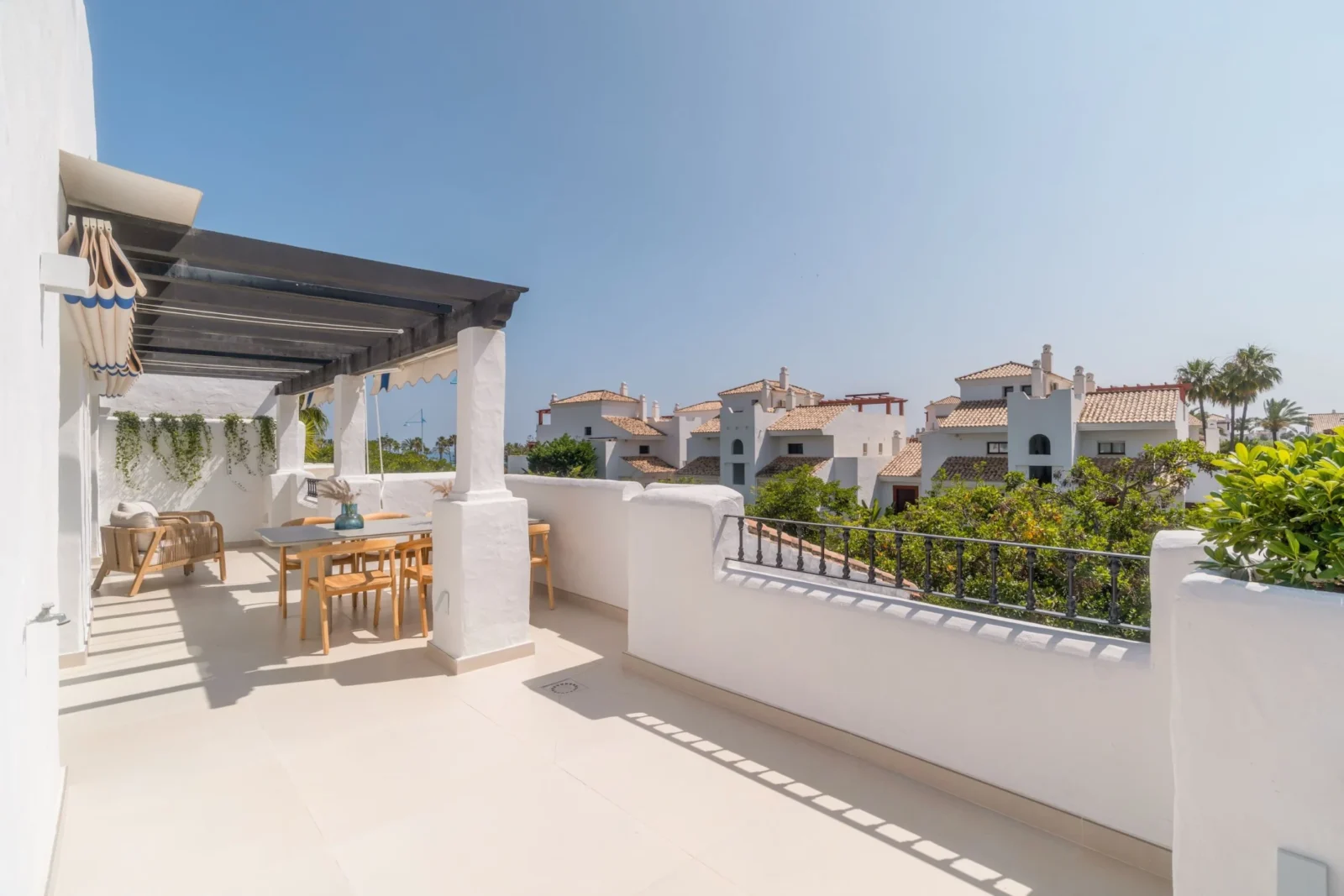 Beachside 3-Bedroom Duplex Penthouse with Panoramic Sea Views, Jacuzzi & Scandinavian Elegance – photo 31