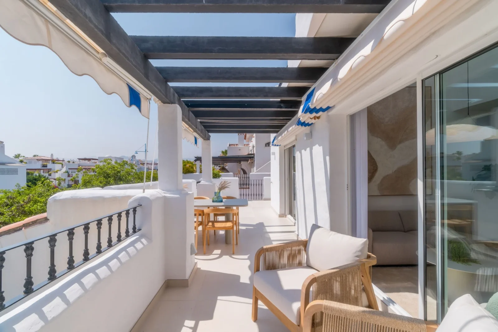 Beachside 3-Bedroom Duplex Penthouse with Panoramic Sea Views, Jacuzzi & Scandinavian Elegance – photo 34
