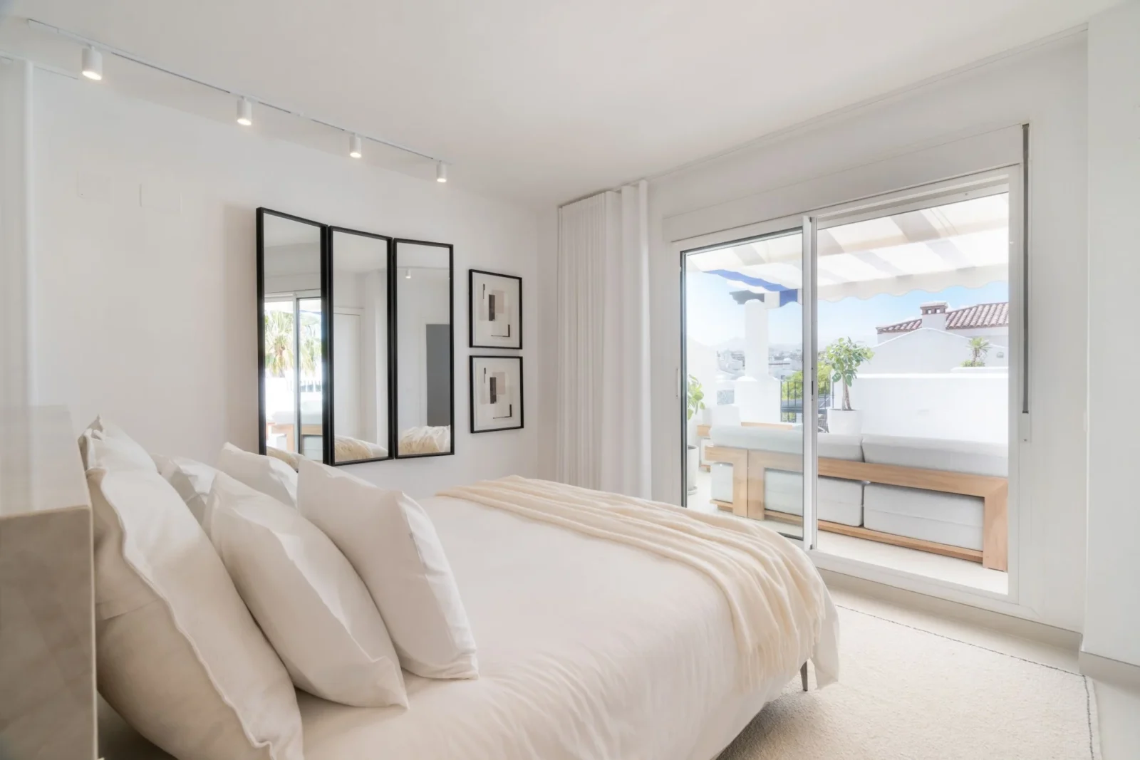 Beachside 3-Bedroom Duplex Penthouse with Panoramic Sea Views, Jacuzzi & Scandinavian Elegance – photo 15