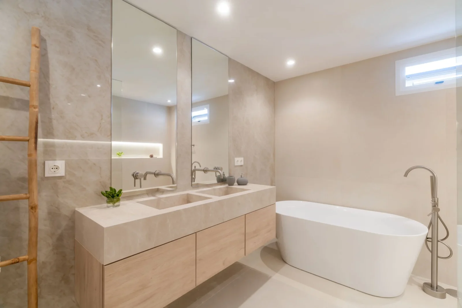 Beachside 3-Bedroom Duplex Penthouse with Panoramic Sea Views, Jacuzzi & Scandinavian Elegance – photo 10