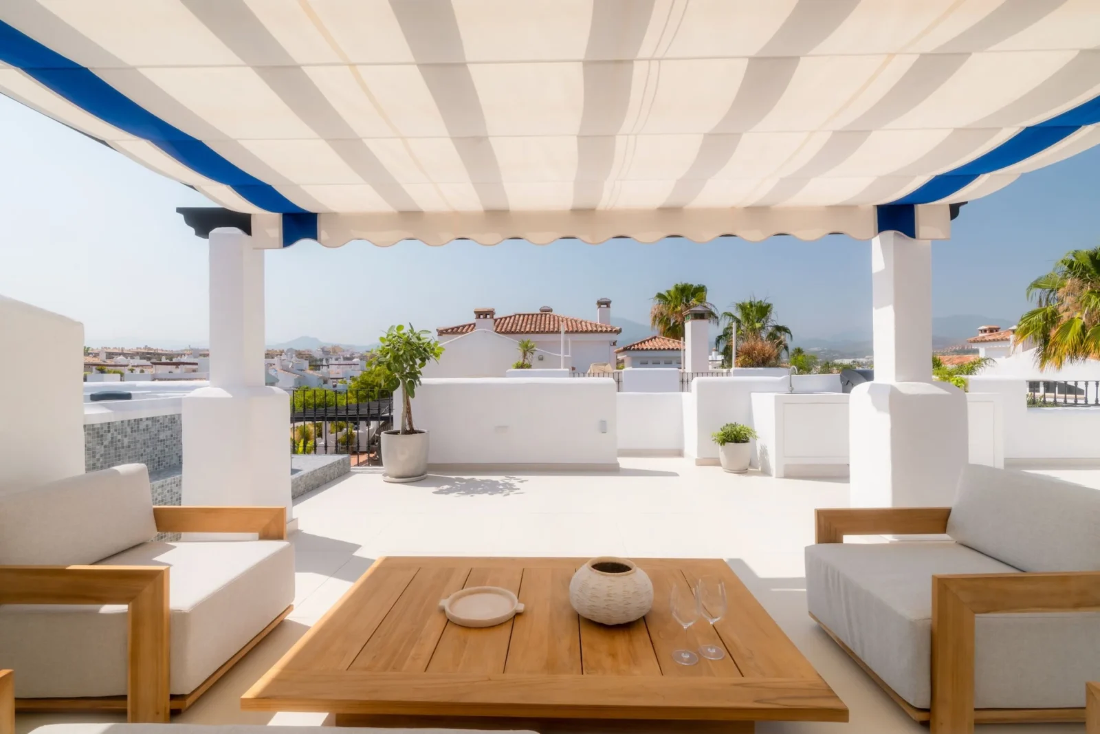 Beachside 3-Bedroom Duplex Penthouse with Panoramic Sea Views, Jacuzzi & Scandinavian Elegance – photo 24