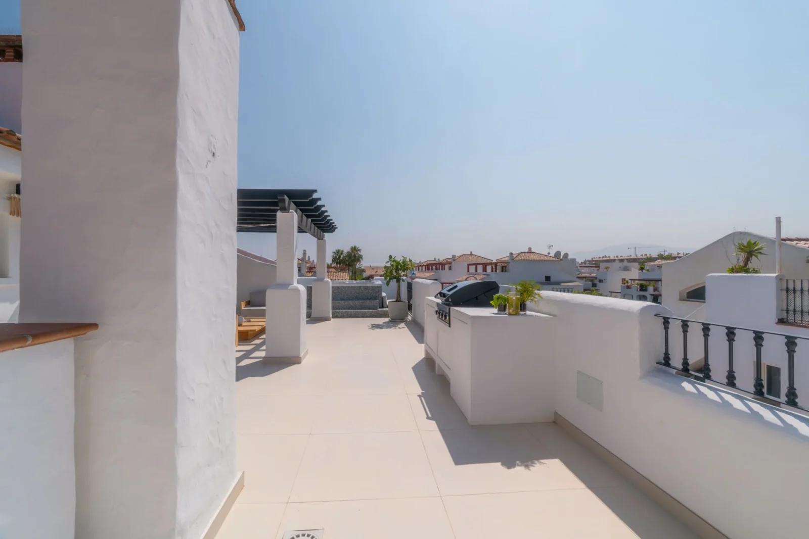Beachside 3-Bedroom Duplex Penthouse with Panoramic Sea Views, Jacuzzi & Scandinavian Elegance – photo 30