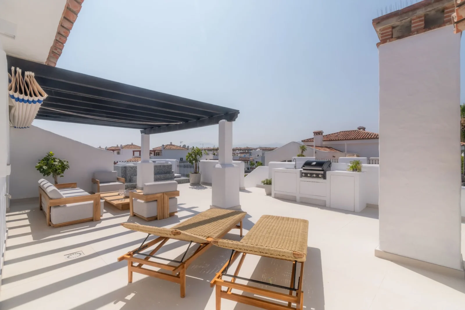 Beachside 3-Bedroom Duplex Penthouse with Panoramic Sea Views, Jacuzzi & Scandinavian Elegance – photo 32