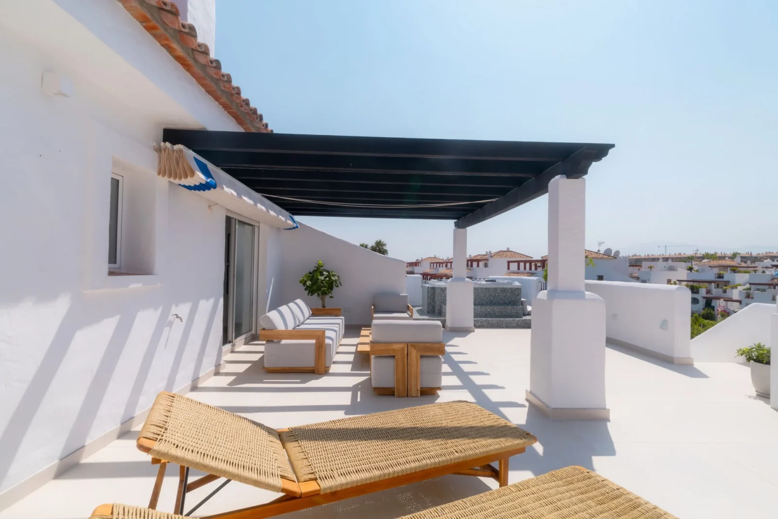 Beachside 3-Bedroom Duplex Penthouse with Panoramic Sea Views, Jacuzzi & Scandinavian Elegance – photo 27