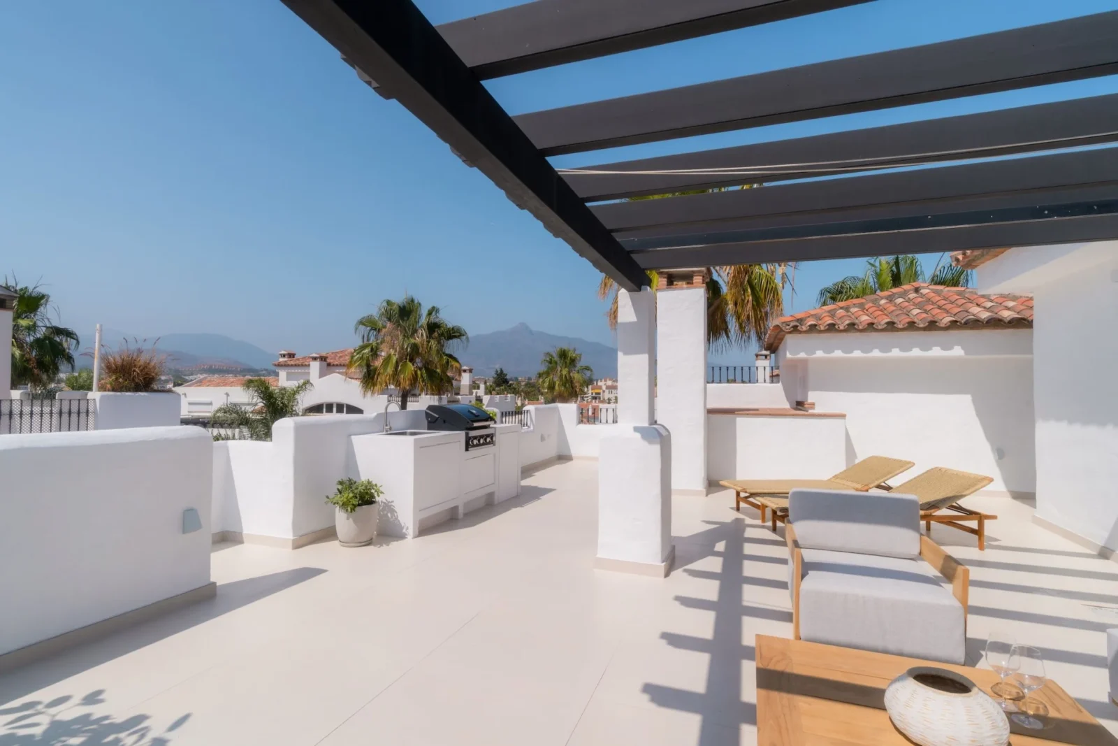 Beachside 3-Bedroom Duplex Penthouse with Panoramic Sea Views, Jacuzzi & Scandinavian Elegance – photo 33