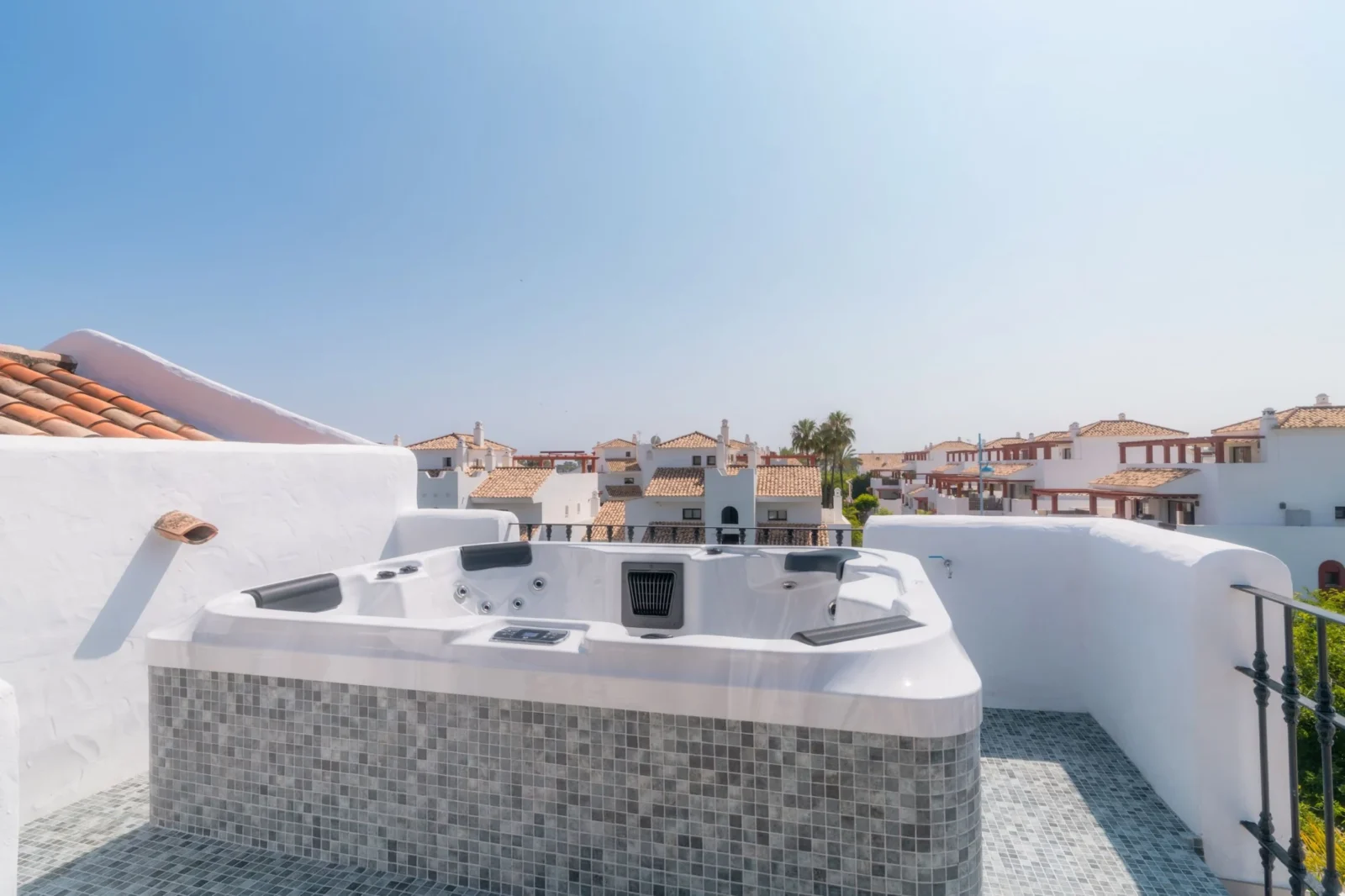 Beachside 3-Bedroom Duplex Penthouse with Panoramic Sea Views, Jacuzzi & Scandinavian Elegance – photo 37