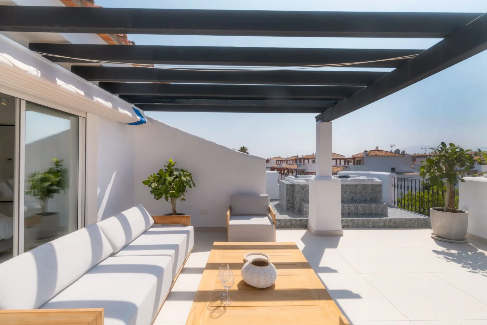 Beachside 3-Bedroom Duplex Penthouse with Panoramic Sea Views, Jacuzzi & Scandinavian Elegance – photo 35