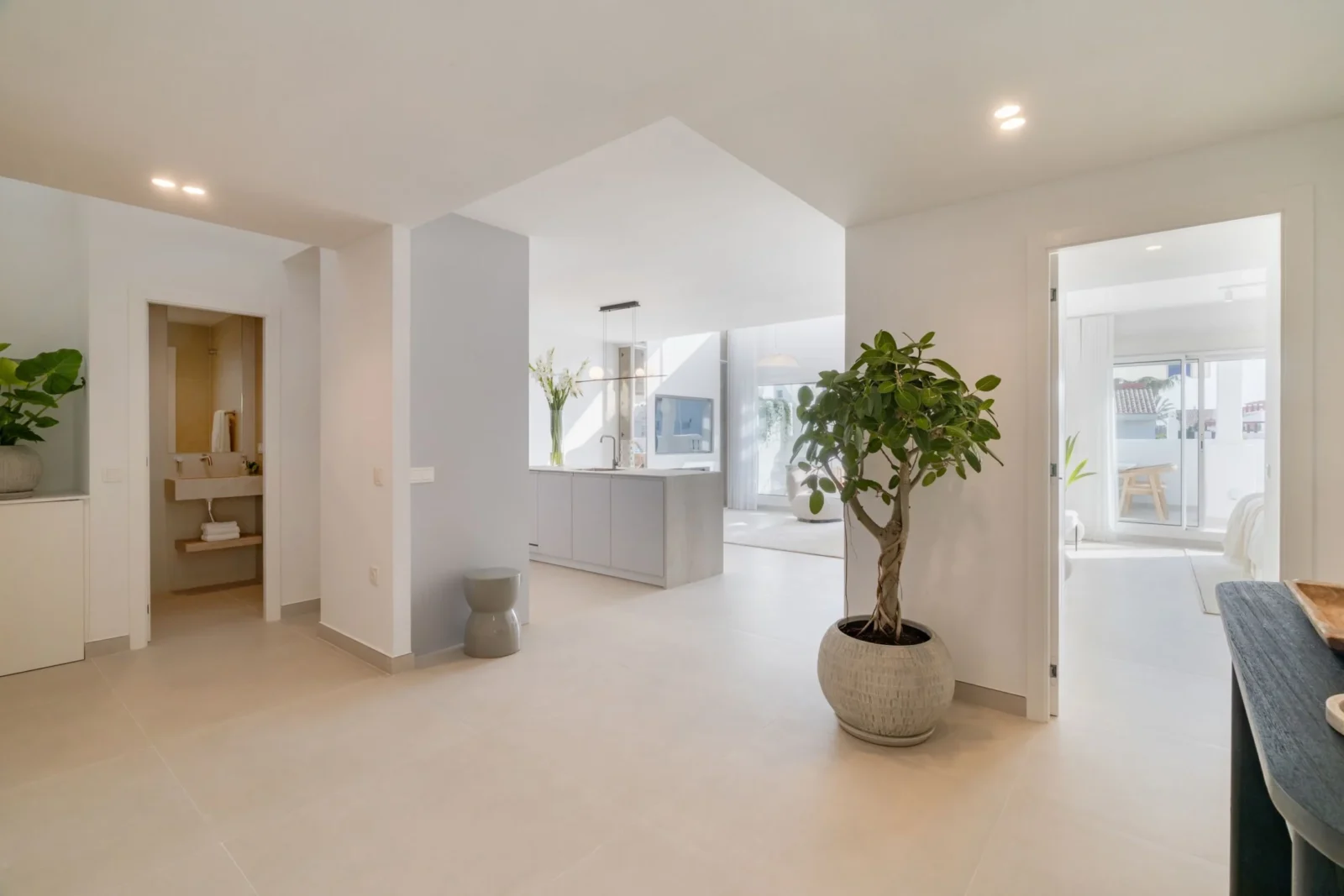 Beachside 3-Bedroom Duplex Penthouse with Panoramic Sea Views, Jacuzzi & Scandinavian Elegance – photo 2