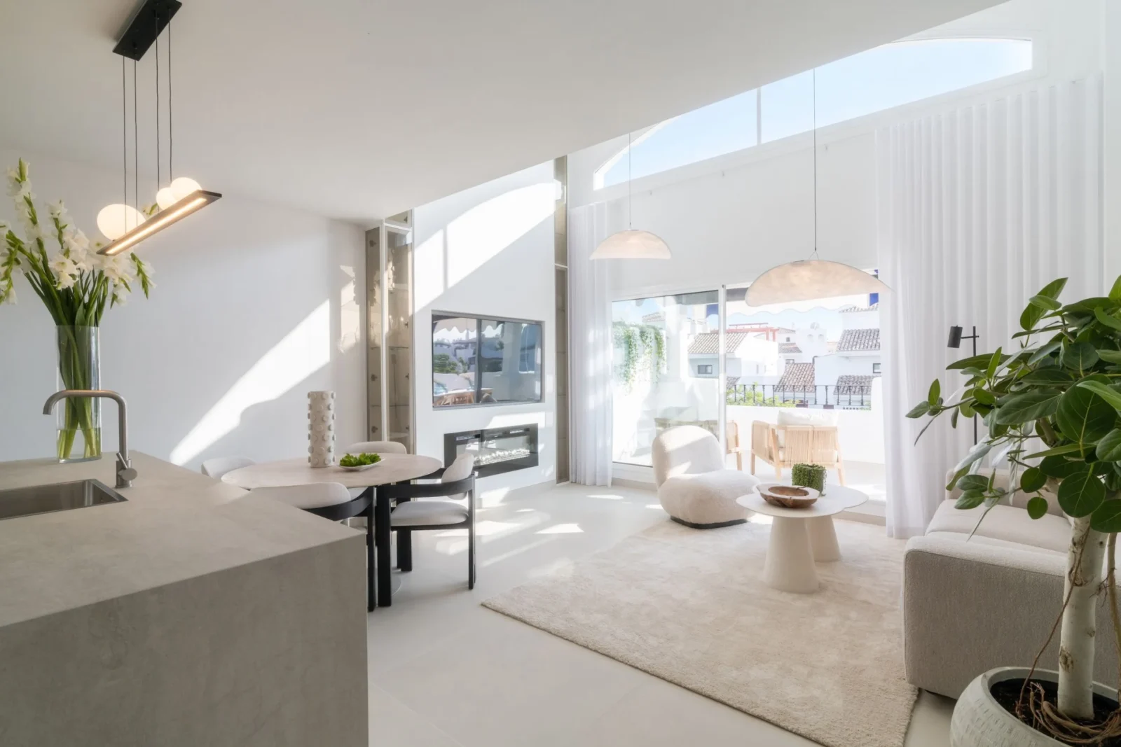 Beachside 3-Bedroom Duplex Penthouse with Panoramic Sea Views, Jacuzzi & Scandinavian Elegance – photo 21
