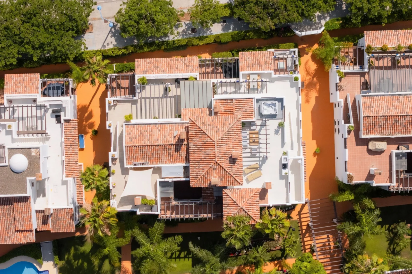 Beachside 3-Bedroom Duplex Penthouse with Panoramic Sea Views, Jacuzzi & Scandinavian Elegance – photo 39