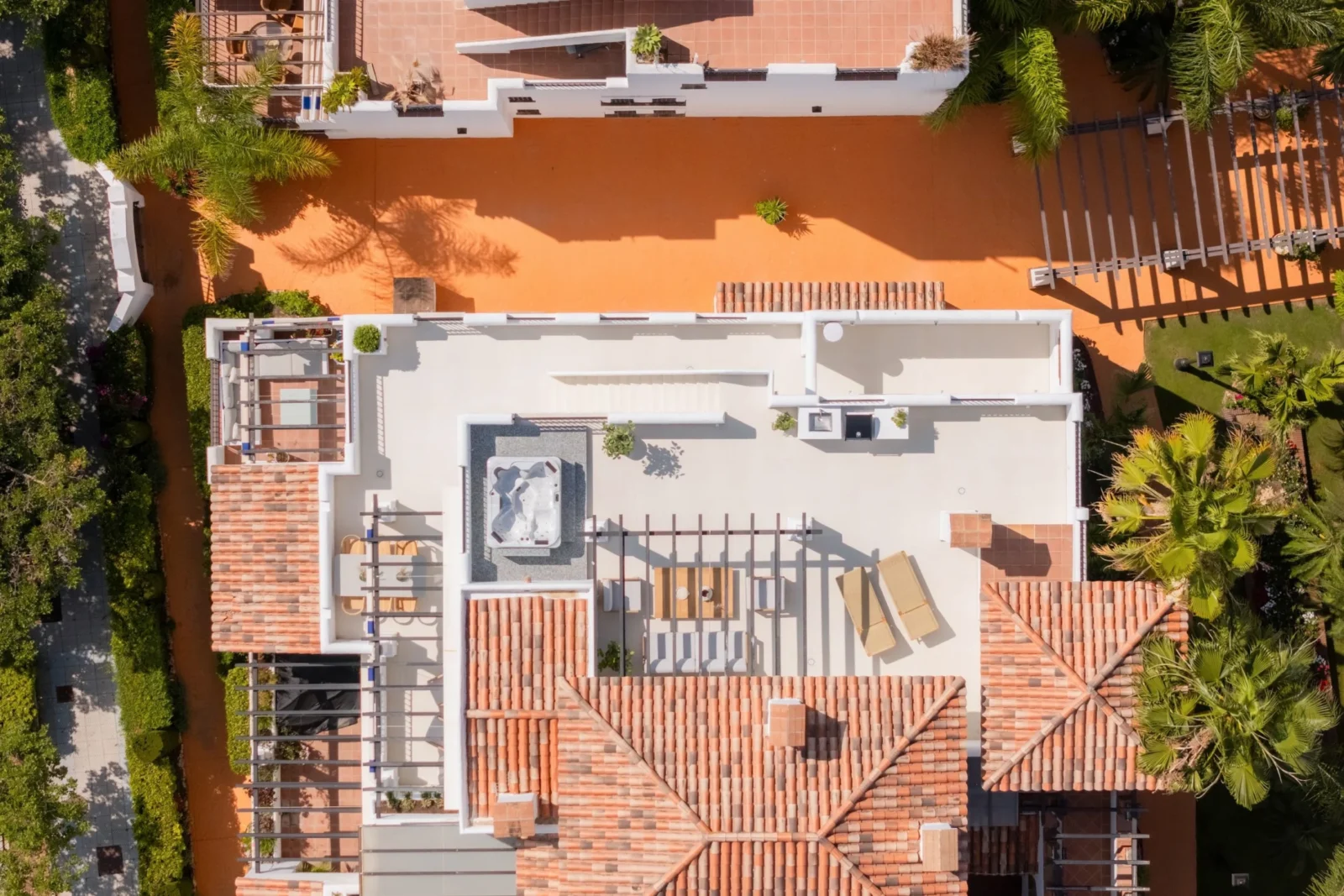 Beachside 3-Bedroom Duplex Penthouse with Panoramic Sea Views, Jacuzzi & Scandinavian Elegance – photo 41