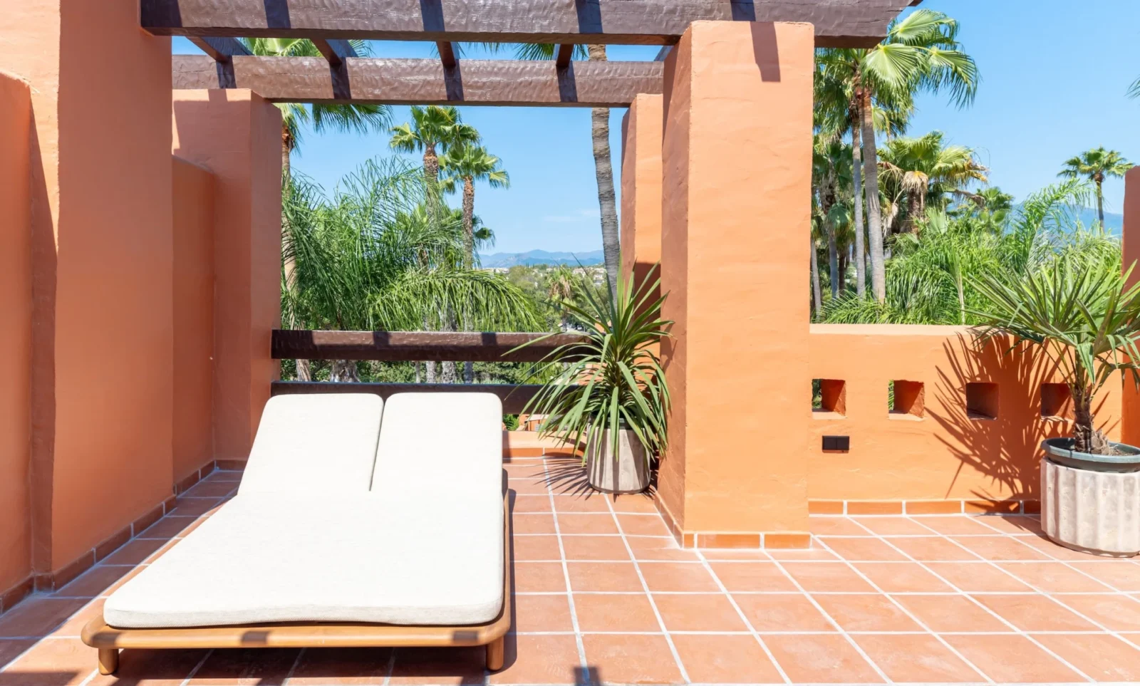 Fully Renovated Luxury Townhouse with Sea Views in Altos de Puente Romano, Marbella – photo 16