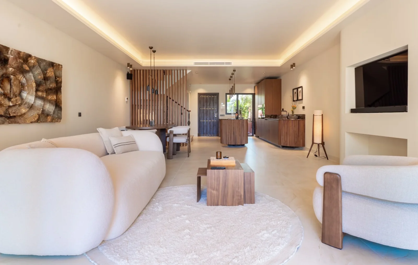 Fully Renovated Luxury Townhouse with Sea Views in Altos de Puente Romano, Marbella – photo 3