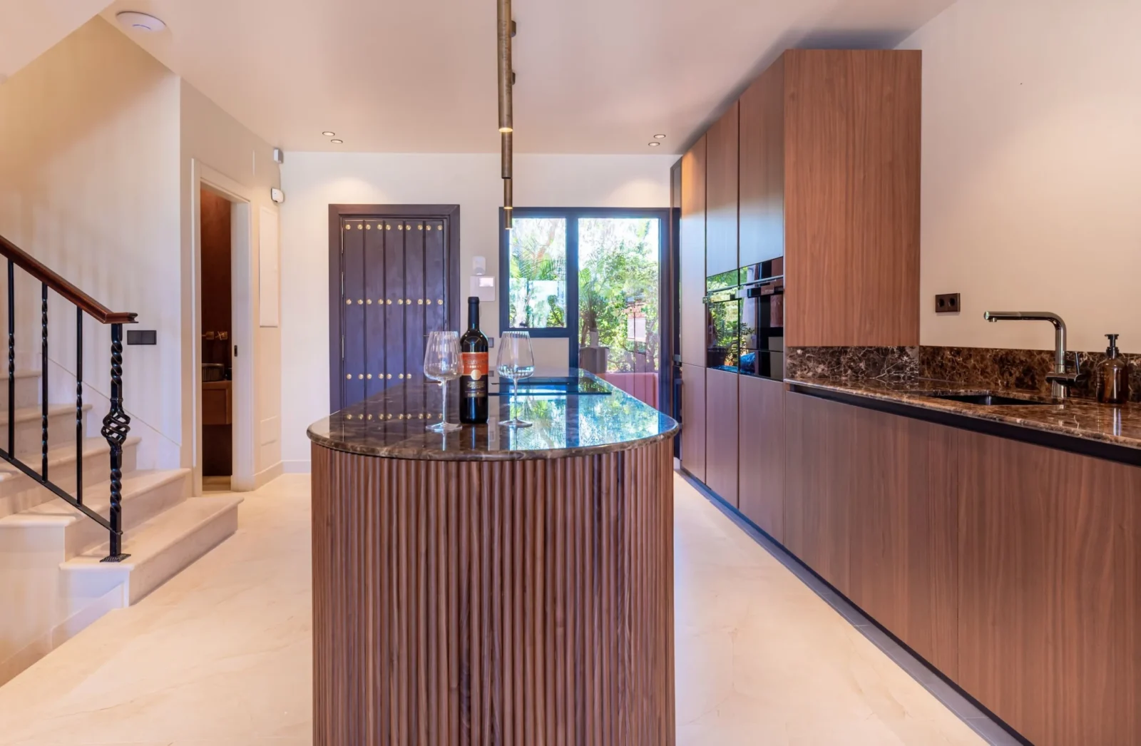 Fully Renovated Luxury Townhouse with Sea Views in Altos de Puente Romano, Marbella – photo 4