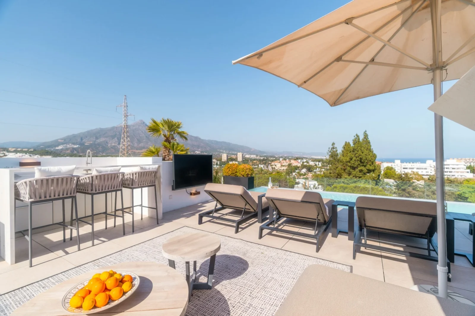 Contemporary Luxury Villa with Panoramic Views and Rooftop Pool in Nueva Andalucía – photo 42
