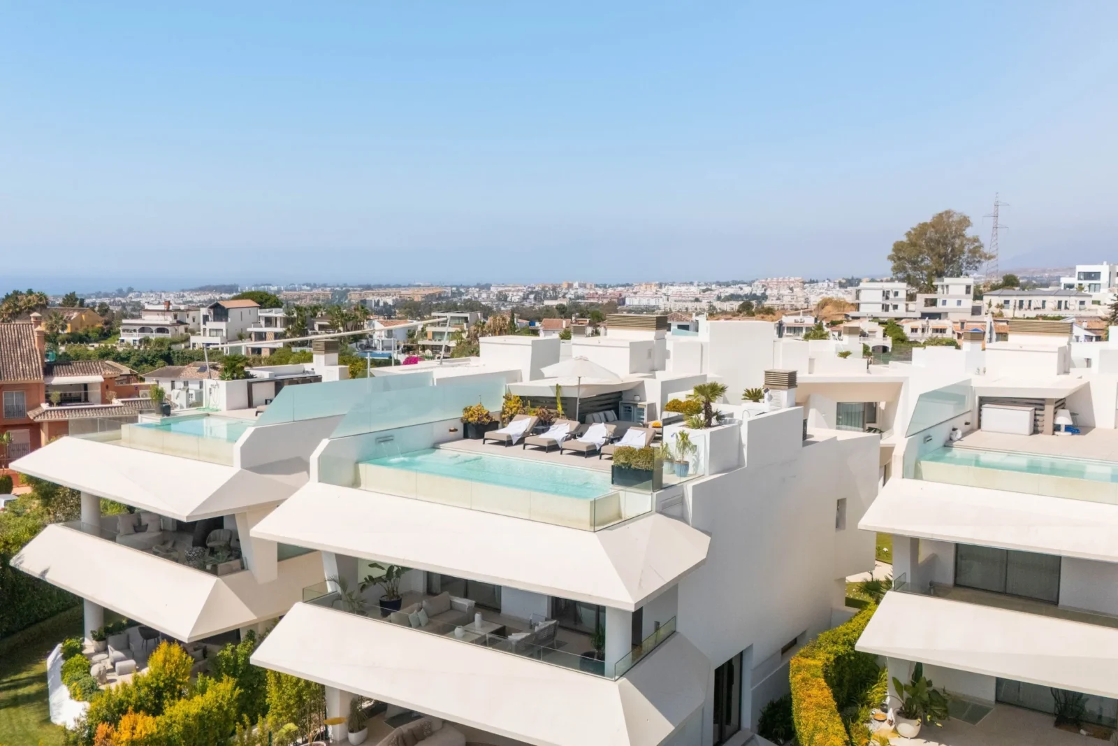 Contemporary Luxury Villa with Panoramic Views and Rooftop Pool in Nueva Andalucía – photo 44