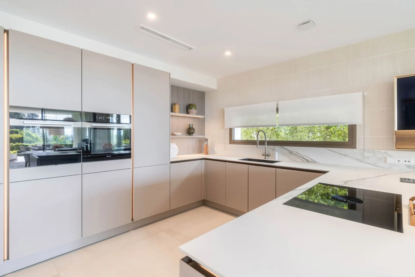 Contemporary Luxury Villa with Panoramic Views and Rooftop Pool in Nueva Andalucía – photo 6