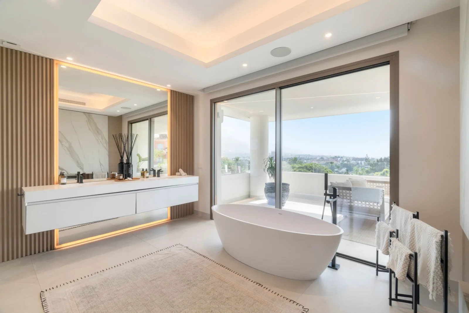 Contemporary Luxury Villa with Panoramic Views and Rooftop Pool in Nueva Andalucía – photo 19