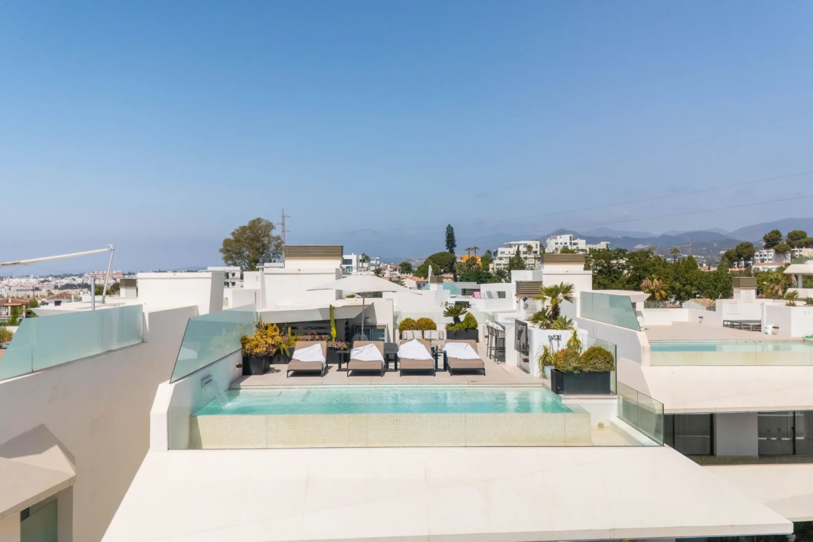 Contemporary Luxury Villa with Panoramic Views and Rooftop Pool in Nueva Andalucía – photo 41