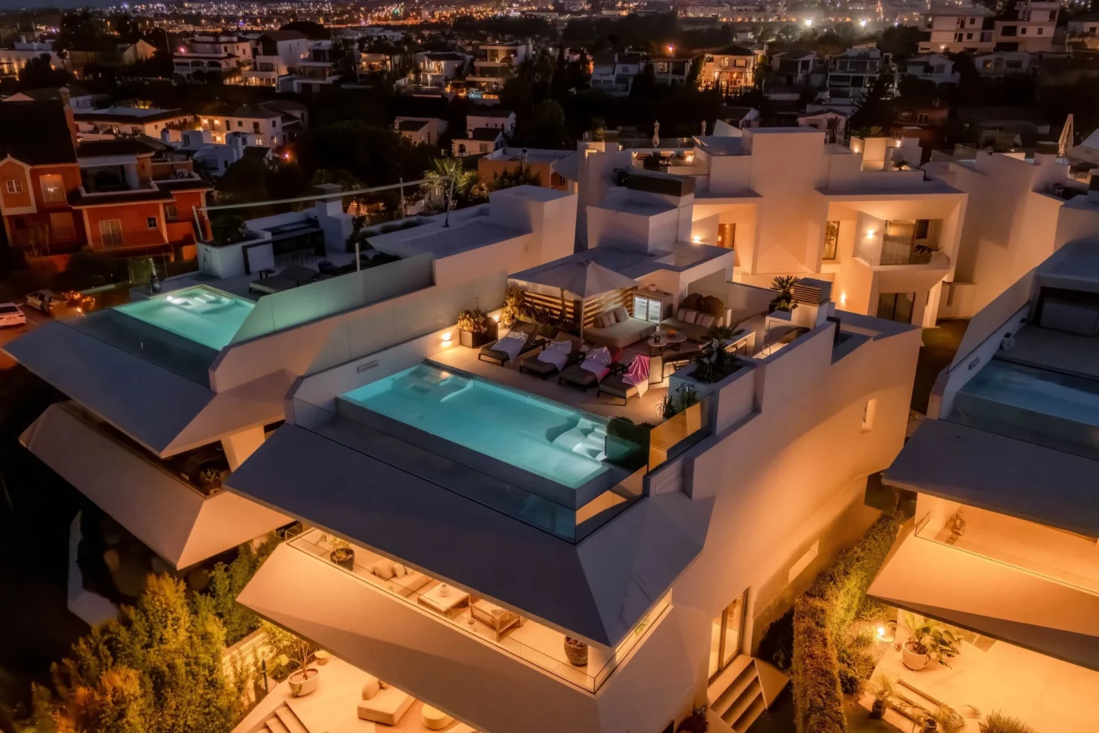 Contemporary Luxury Villa with Panoramic Views and Rooftop Pool in Nueva Andalucía – photo 50