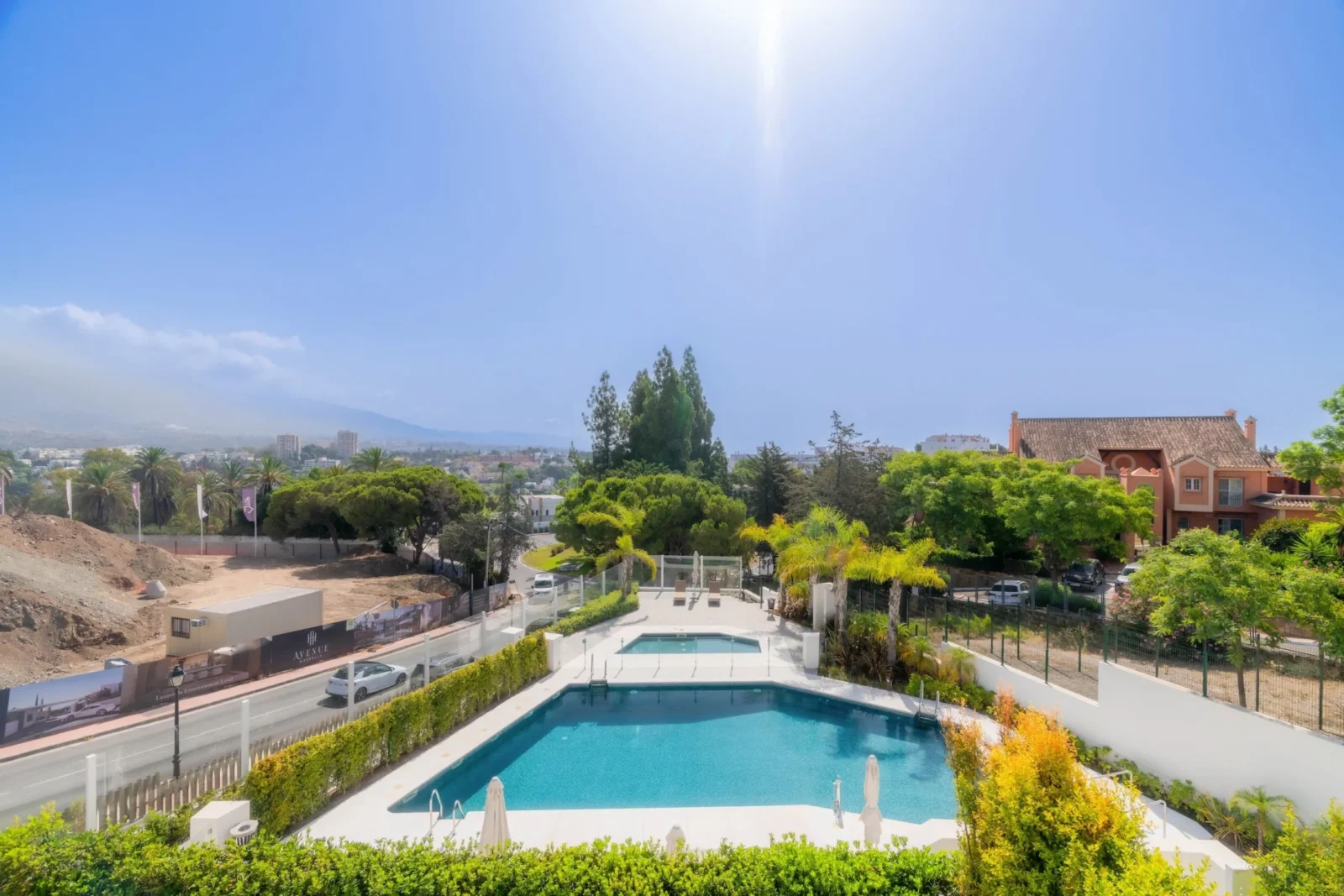 Contemporary Luxury Villa with Panoramic Views and Rooftop Pool in Nueva Andalucía – photo 43