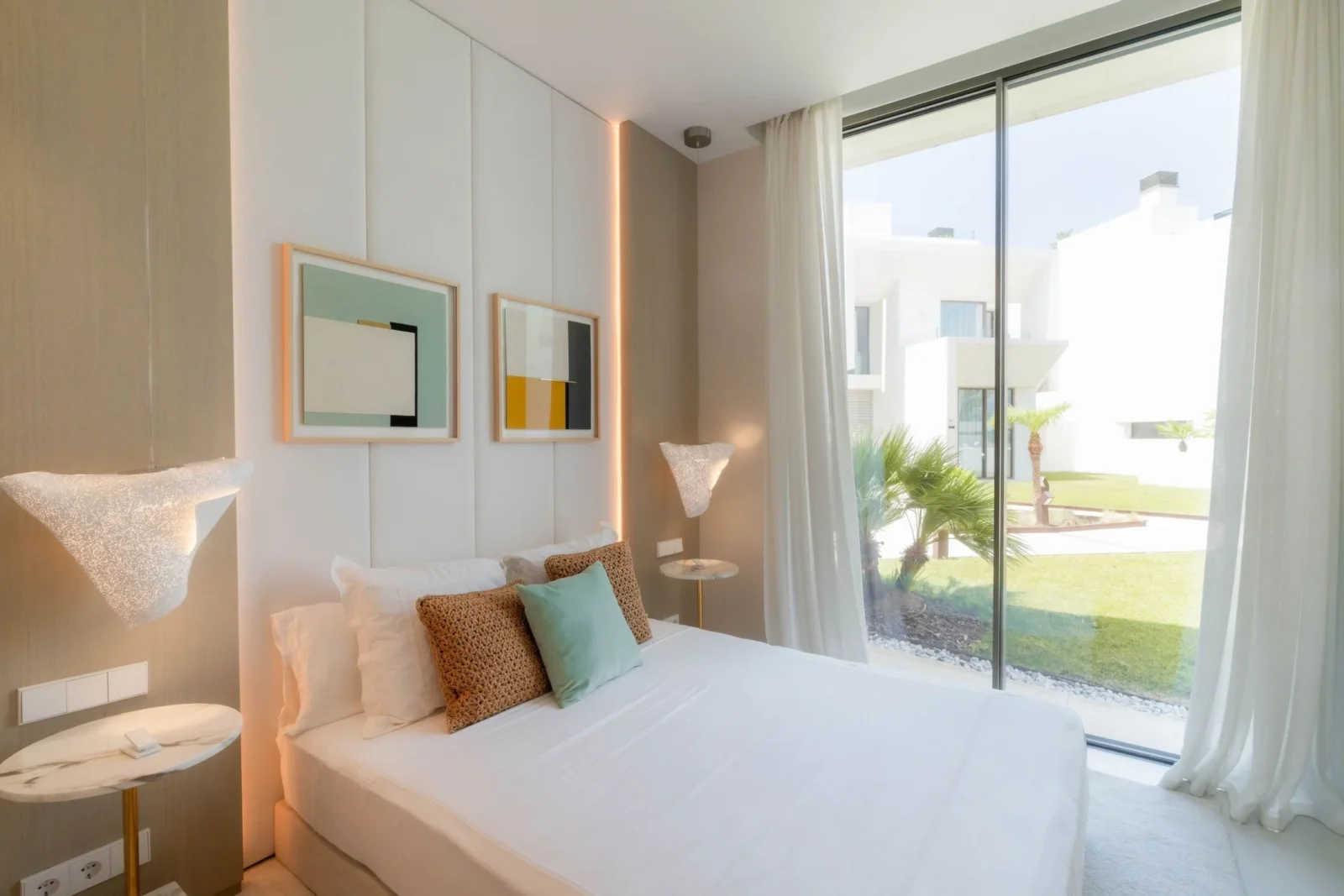 Contemporary Luxury Villa with Panoramic Views and Rooftop Pool in Nueva Andalucía – photo 21
