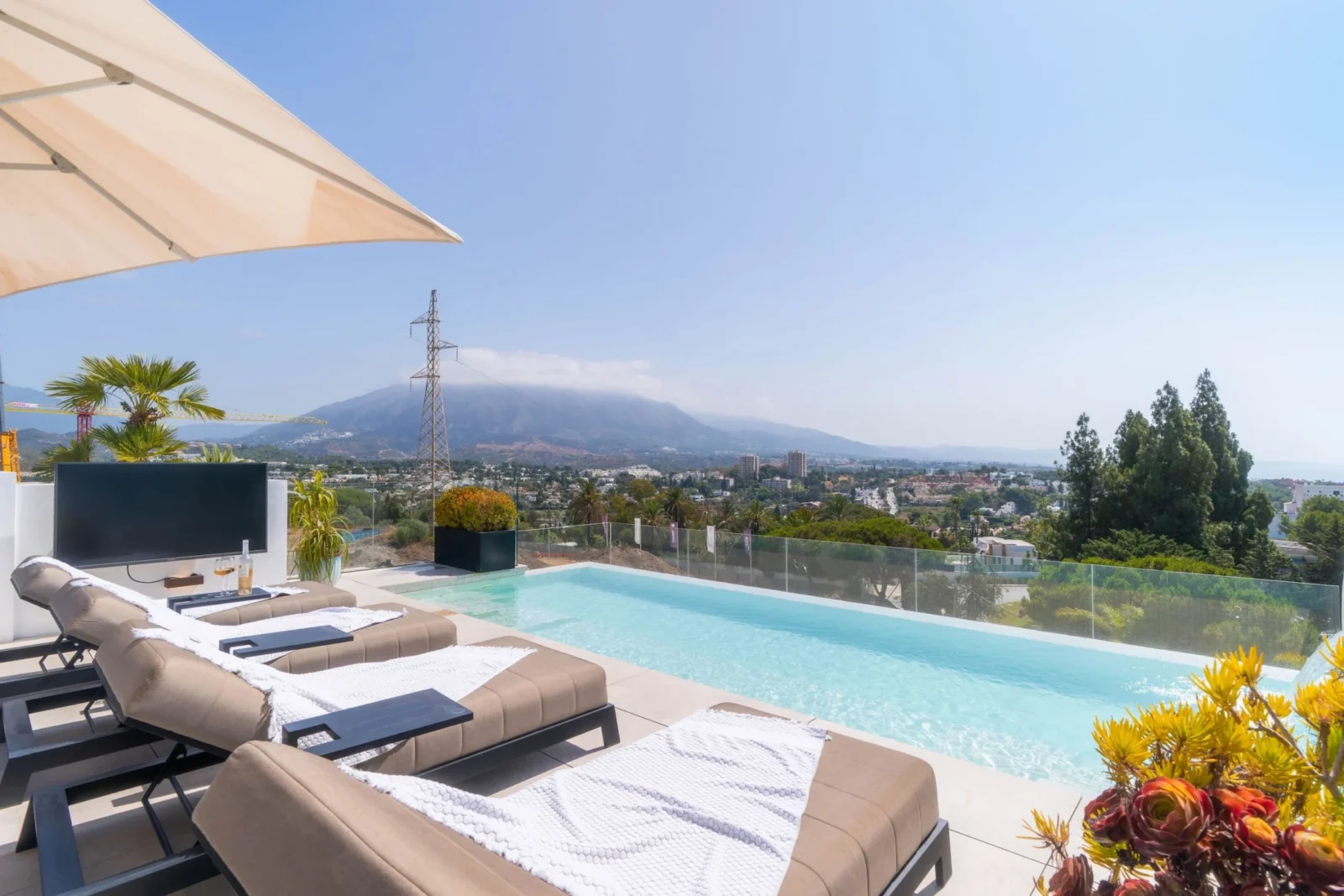 Contemporary Luxury Villa with Panoramic Views and Rooftop Pool in Nueva Andalucía – photo 47