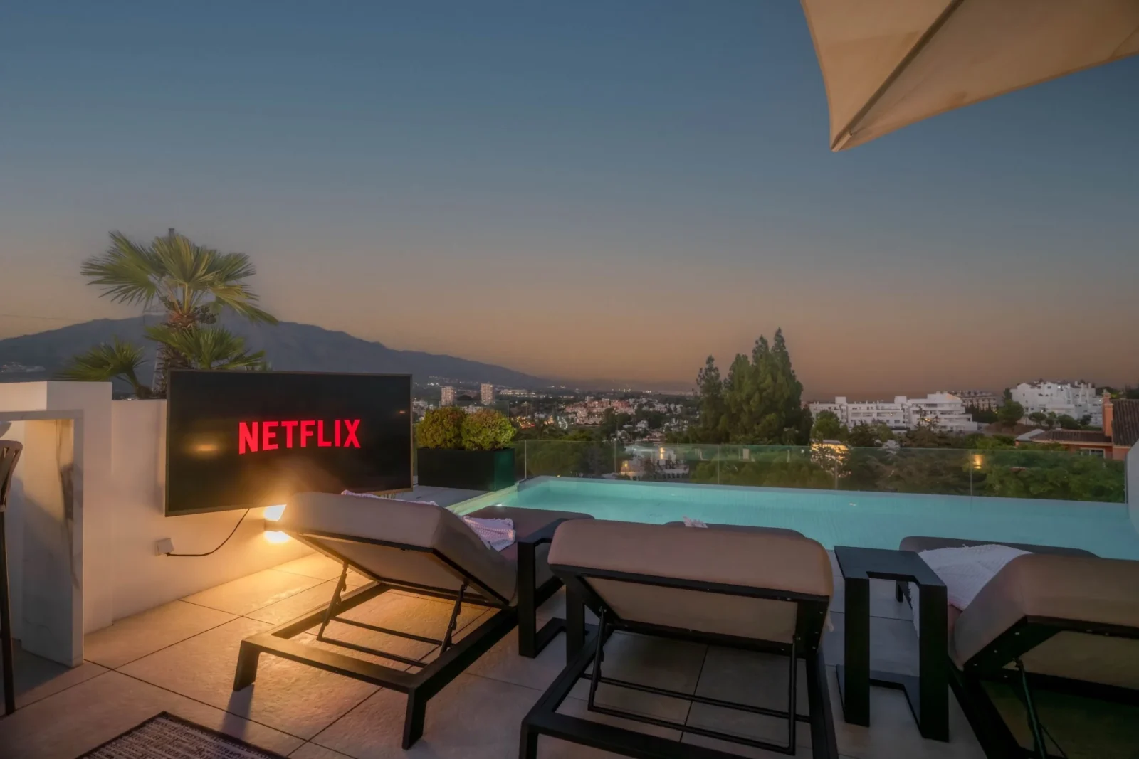 Contemporary Luxury Villa with Panoramic Views and Rooftop Pool in Nueva Andalucía – photo 39