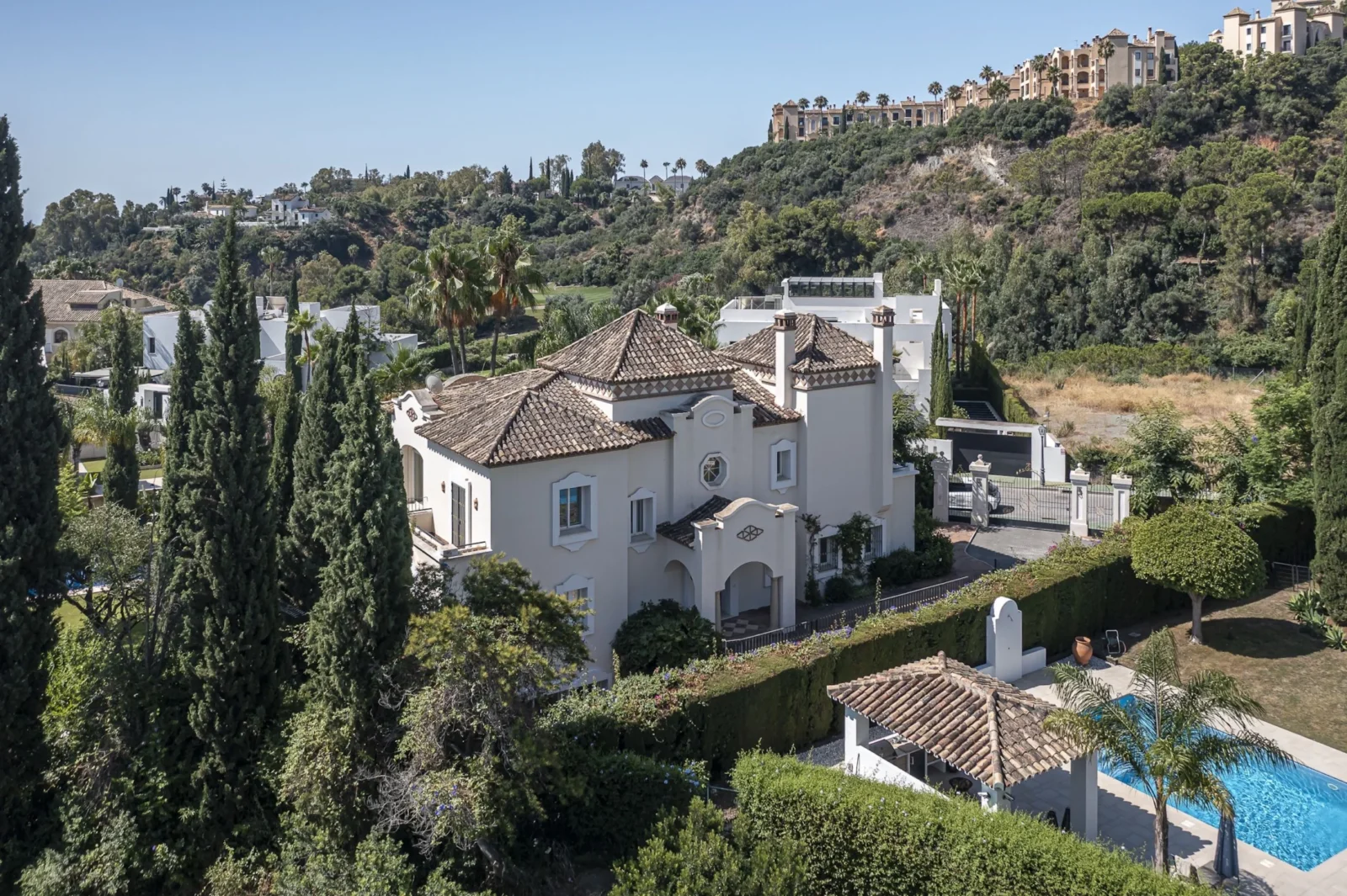 Andalusian Golf-Front Villa with Private Security in La Reserva de La Quinta – photo 34