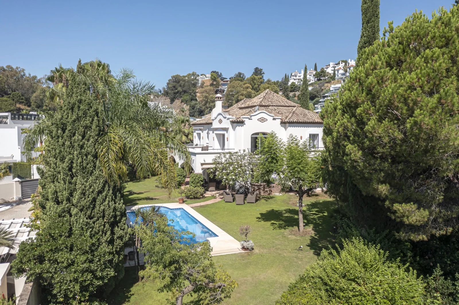 Andalusian Golf-Front Villa with Private Security in La Reserva de La Quinta – photo 2