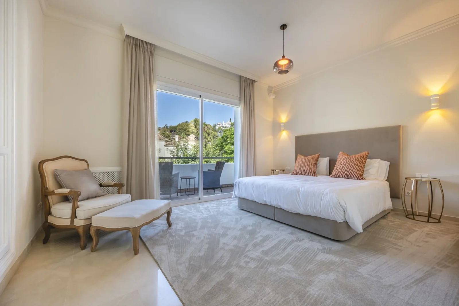 Andalusian Golf-Front Villa with Private Security in La Reserva de La Quinta – photo 14