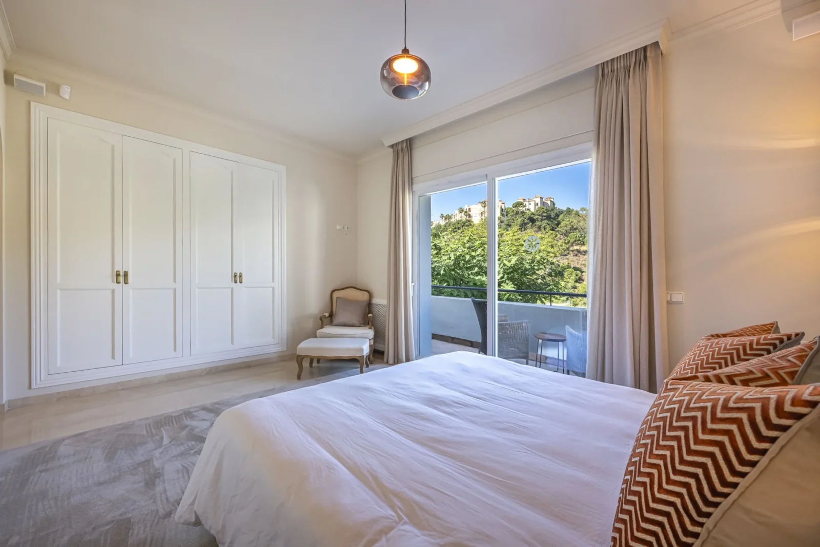 Andalusian Golf-Front Villa with Private Security in La Reserva de La Quinta – photo 24