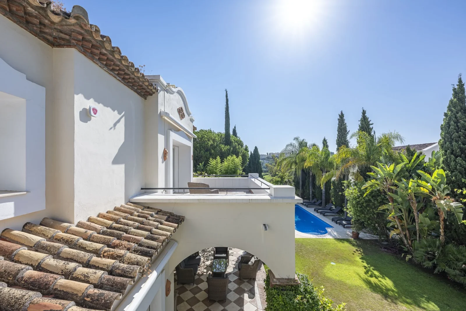 Andalusian Golf-Front Villa with Private Security in La Reserva de La Quinta – photo 27