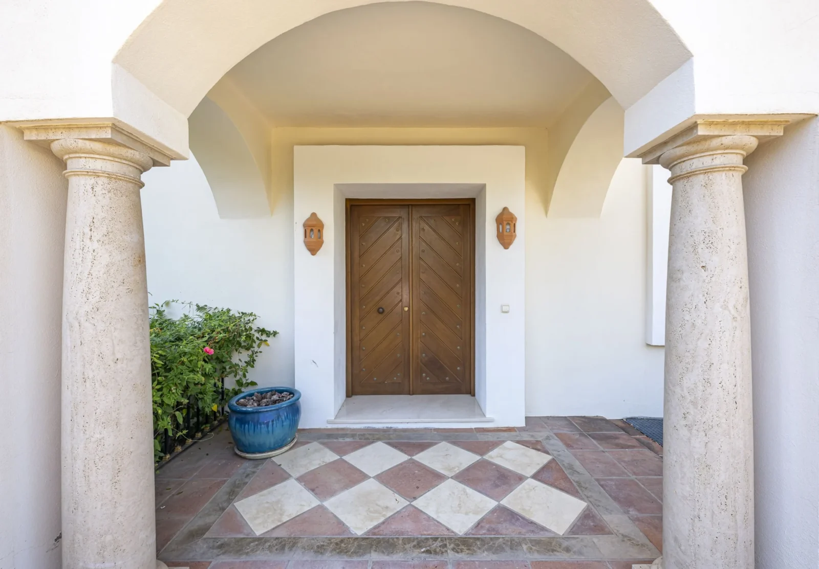 Andalusian Golf-Front Villa with Private Security in La Reserva de La Quinta – photo 32