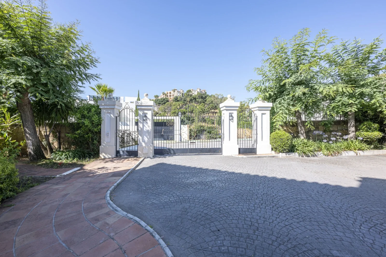 Andalusian Golf-Front Villa with Private Security in La Reserva de La Quinta – photo 43