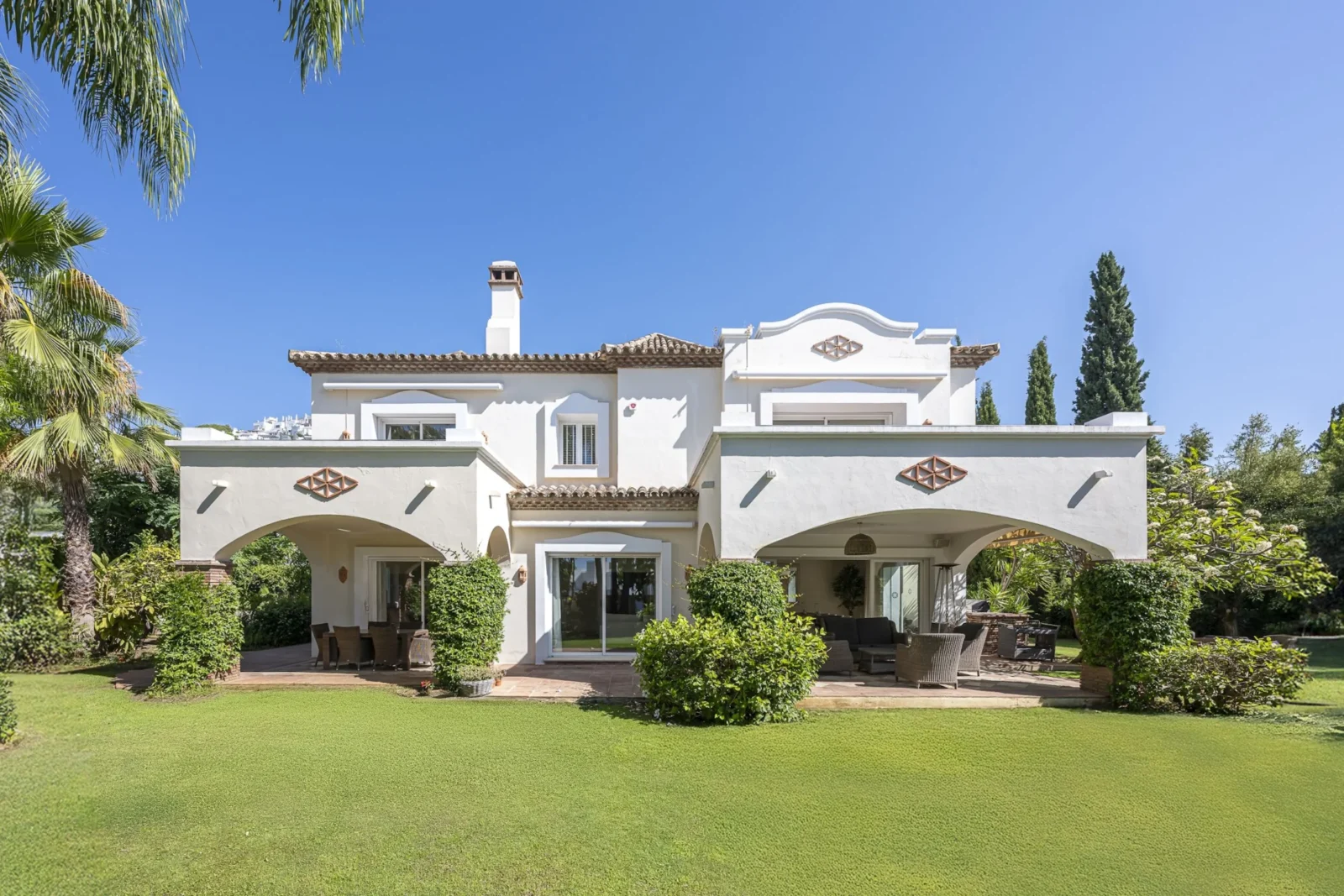 Andalusian Golf-Front Villa with Private Security in La Reserva de La Quinta – photo 36