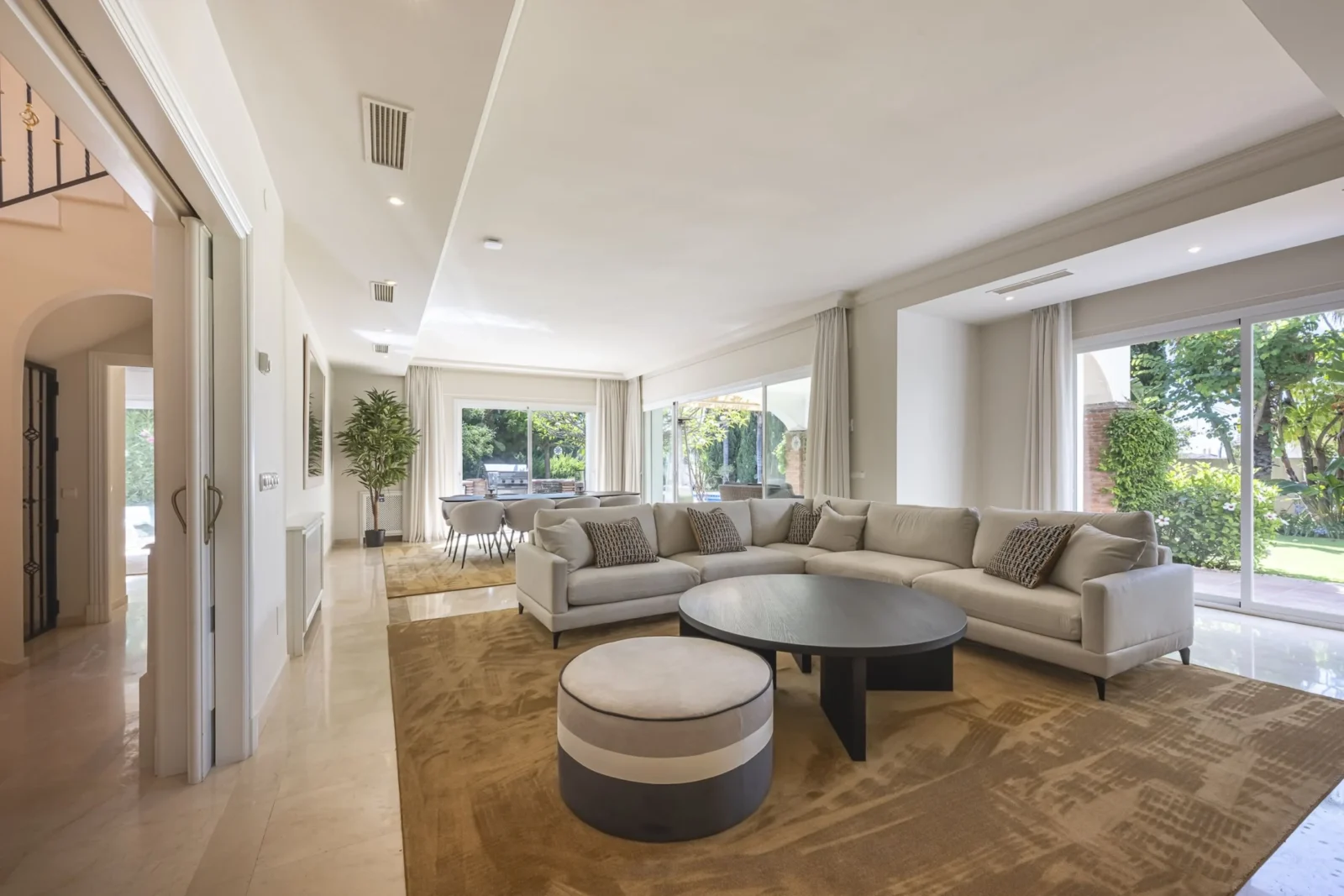 Andalusian Golf-Front Villa with Private Security in La Reserva de La Quinta – photo 7