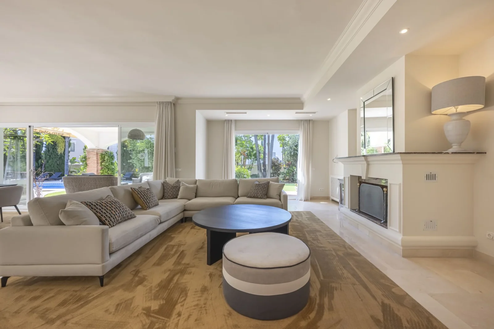 Andalusian Golf-Front Villa with Private Security in La Reserva de La Quinta – photo 3
