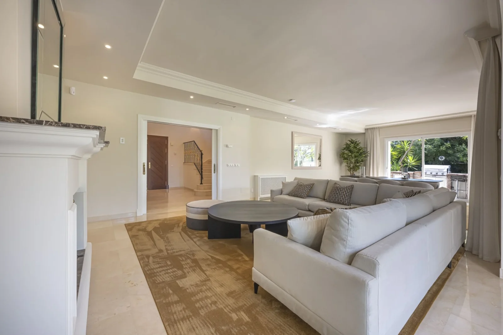 Andalusian Golf-Front Villa with Private Security in La Reserva de La Quinta – photo 11
